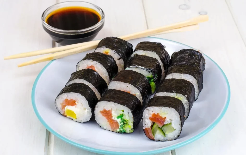 sushi makanan tradisional jepang yang populer