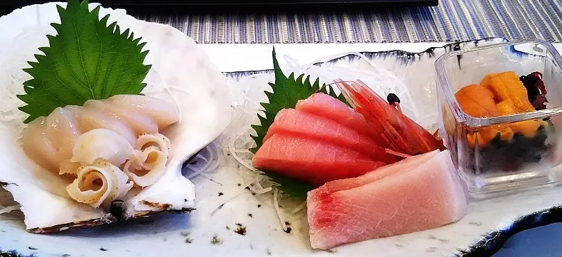 sashimi: makanan tradisional jepang yang dikenal dengan potongannya