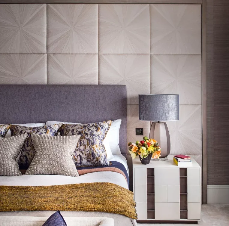 desain interior kamar tidur utama, panel dinding mewah