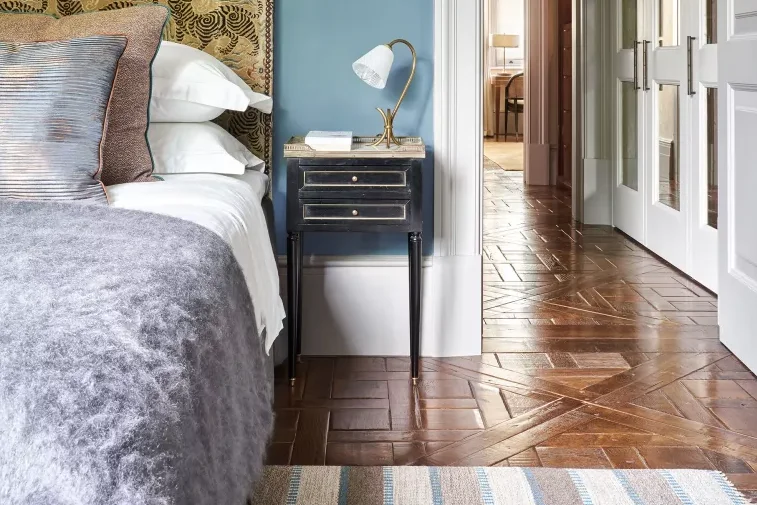 desain interior kamar tidur utama, dengan lantai bagus