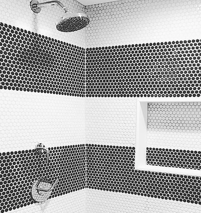 kamar mandi warna hitam putih klasik pola twist