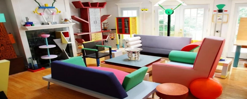 karakteristik desain interior postmodern, dengan bahan saling berbenturan
