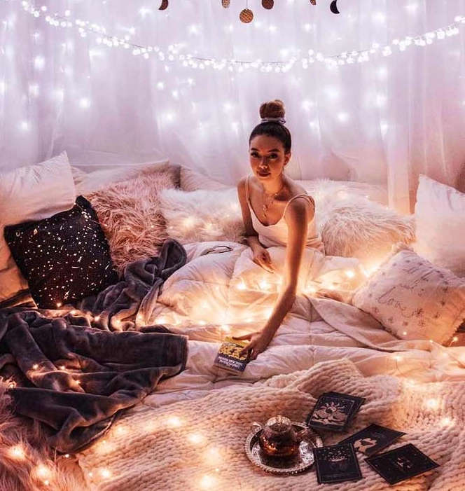 dekorasi string lights di kamar tidur