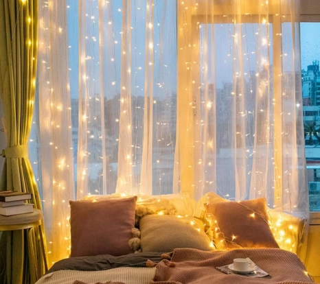 desain kamar tidur dengan tali cahaya jendela putih hangat