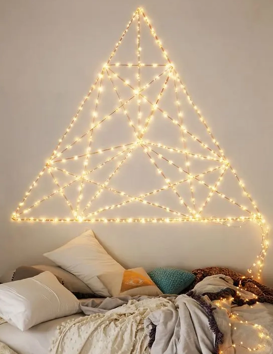 desain string lights di atas tempat tidur