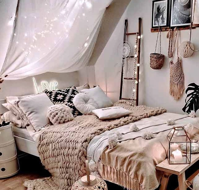 desain kamar tidur string lights dengan canopy accent