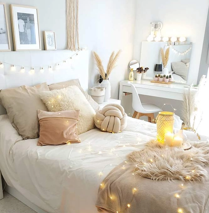 dekorasi kamar tidur pastel dengan lampu tali