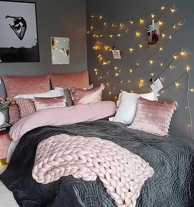 dekorasi kamar tidur girly dengan lampu tali