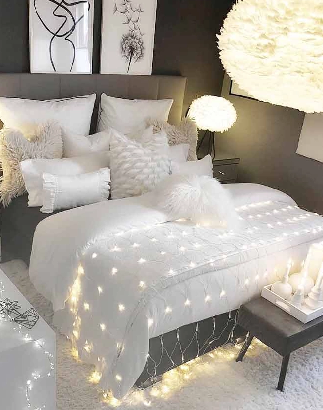 desain kamar tidur putih dan abu-abu modern dengan lampu tali