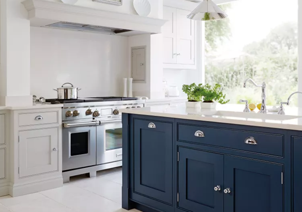 desain interior ruang dapur kombinasi warna biru dan putih