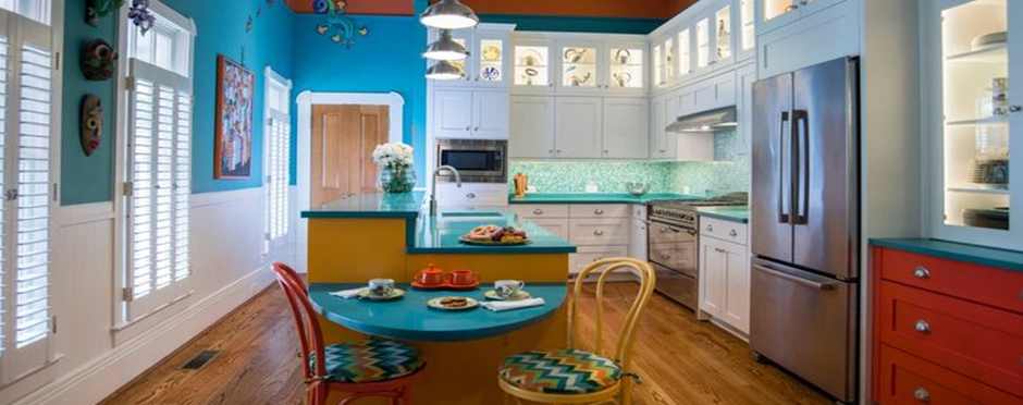 ruang dapur bernuasa cerah dengan berbagai warna terang